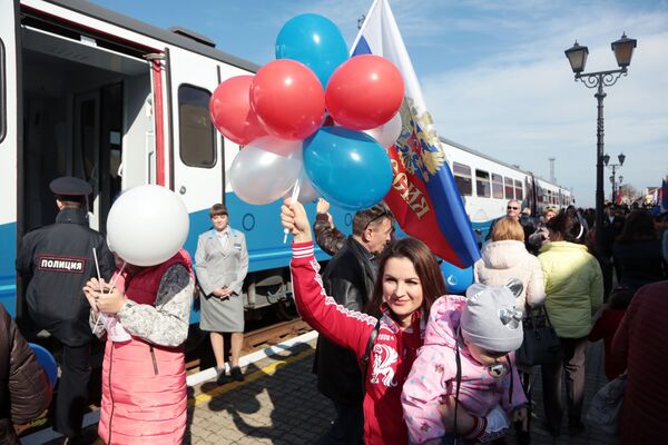 Пассажиры во время открытия пригородного железнодорожного сообщения между Крымом и Краснодарским краем - Sputnik Абхазия
