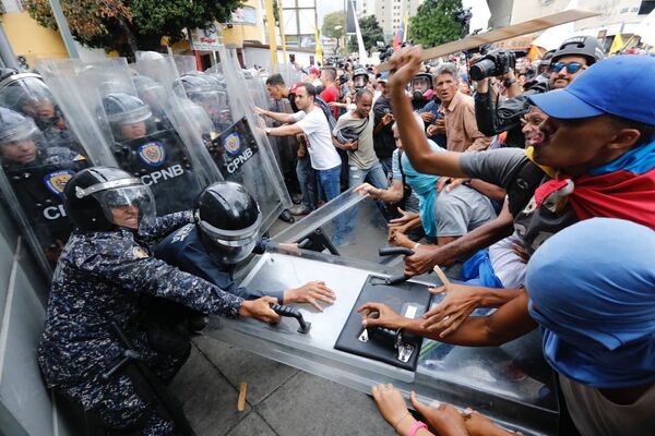 Столкновения оппозиционных протестующих с полицией в Каракасе, Венесуэла - Sputnik Абхазия