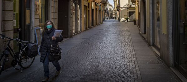 Женщина в маске но одной из улиц Новары, Италия Женщина в маске но одной из улиц Новары, Италия - Sputnik Аҧсны