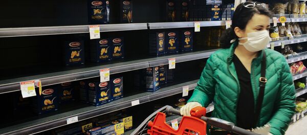 Женщина в маске у пустого прилавка в супермаркете в Афинах, Греция Женщина в маске у пустого прилавка в супермаркете в Афинах, Греция - Sputnik Абхазия