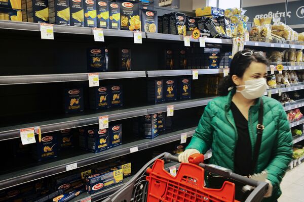 Женщина в маске у пустого прилавка в супермаркете в Афинах, Греция - Sputnik Абхазия