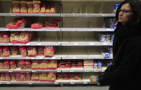 Женщина у пустого прилавка в супермаркете в Париже - Sputnik Абхазия