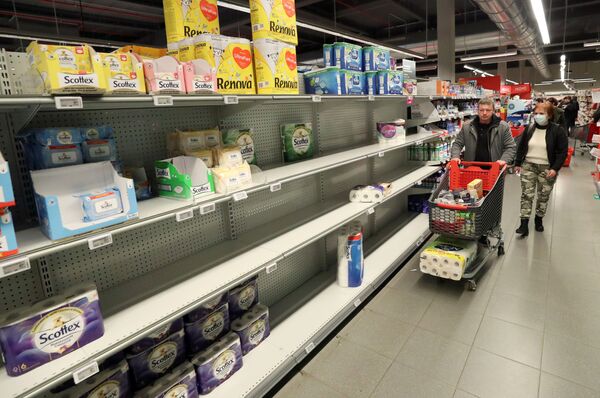 Покупатели у пустых прилавков в супермаркете в Бельгии - Sputnik Абхазия