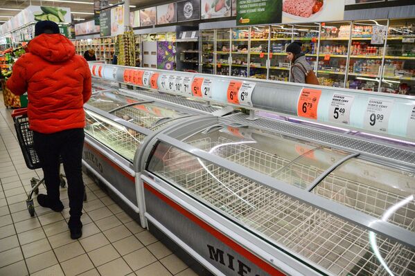 Покупатели в продуктовом магазине в Варшаве - Sputnik Абхазия