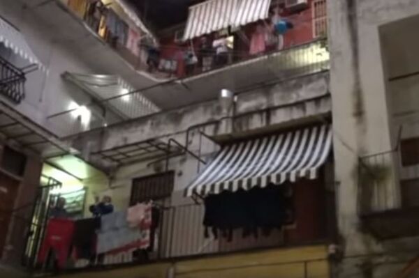 Жители Неаполя, закрытые на карантин, поют песни с балконов Жители Неаполя, закрытые на карантин, поют песни с балконов - Sputnik Абхазия