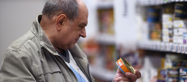 Покупатель в магазине Ашан выбирает консервы - Sputnik Абхазия