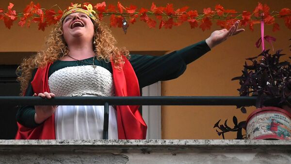 Женщина поет на балконе во время карантина в Риме - Sputnik Абхазия