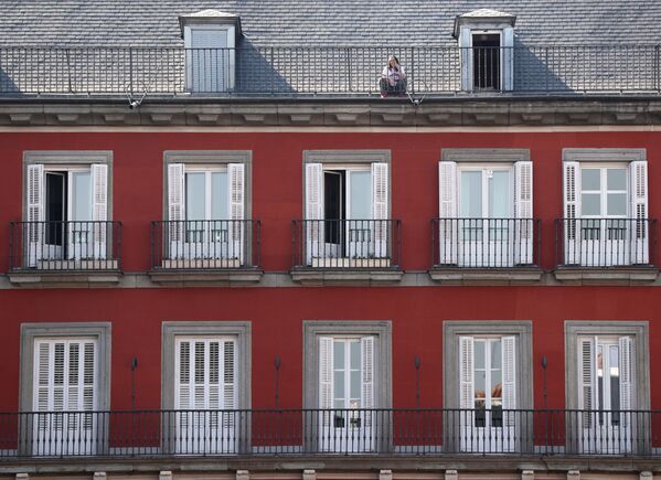 Девушка на крыше дома на площади Пласа-Майор в Мадриде - Sputnik Абхазия