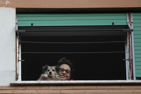 Девочка с собакой в окне во время карантина в Риме - Sputnik Абхазия