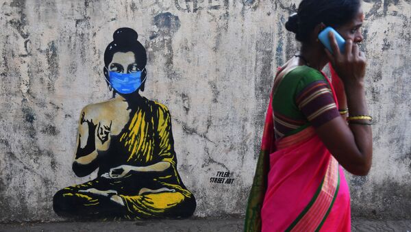 Будда в защитной маске на граффити в Мумбае - Sputnik Абхазия