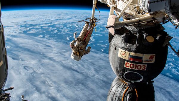 Астронавт во время выхода в открытый космос - Sputnik Абхазия