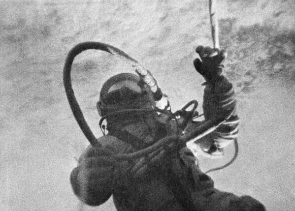 Алексей Леонов во время первого в истории космонавтики выхода в открытый космос  - Sputnik Абхазия