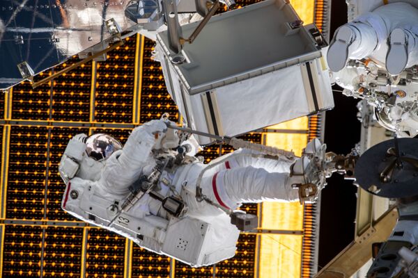 Астронавт НАСА Меир Джессика во время выхода в открытый космос  - Sputnik Абхазия