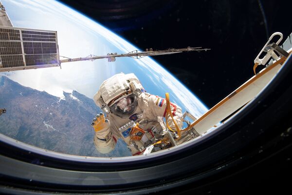 Российский космонавт во время выхода в открытый космос - Sputnik Абхазия
