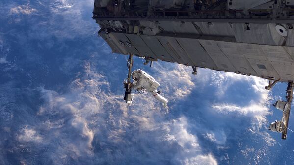 Американский астронавт Роберт Ли Кербим во время выхода в открытый космос  - Sputnik Абхазия