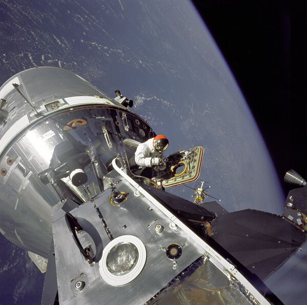 Американский астронавт Дэвид Скотт в открытом космосе  - Sputnik Абхазия