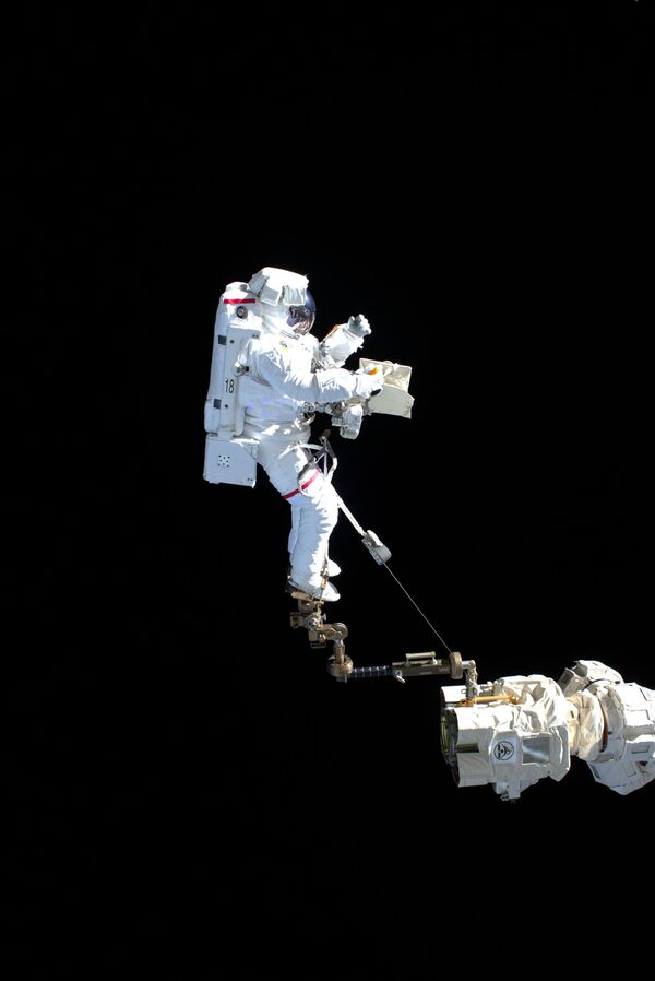 Итальянский астронавт Лука Пармитано во время выхода в открытый космос - Sputnik Абхазия