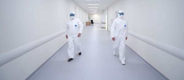 Сотрудники медицинского стационара на территории больничного комплекса в Коммунарке Сотрудники медицинского стационара на территории больничного комплекса в Коммунарке - Sputnik Абхазия