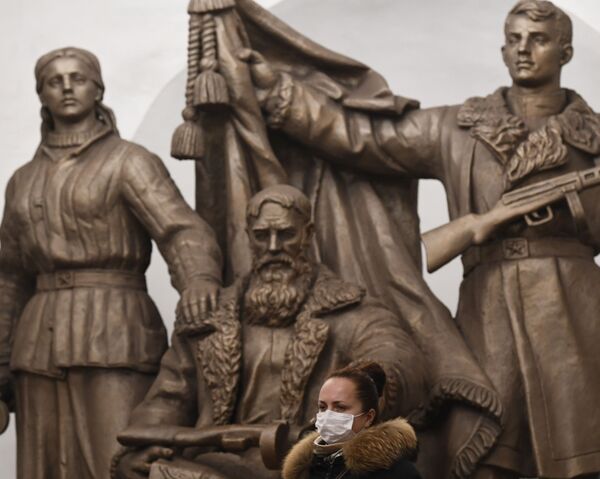 Девушка в медицинской маске в переходе станции московского метро  - Sputnik Абхазия