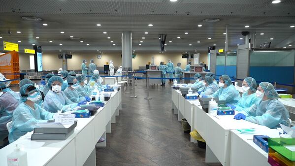 Медицинские работники перед началом осмотра пассажиров в аэропорту Шереметьево - Sputnik Абхазия