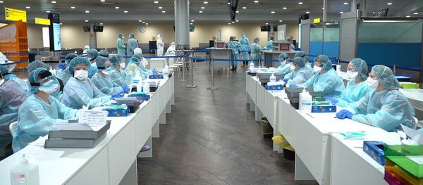 Медицинские работники перед началом осмотра пассажиров в аэропорту Шереметьево Медицинские работники перед началом осмотра пассажиров в аэропорту Шереметьево - Sputnik Абхазия