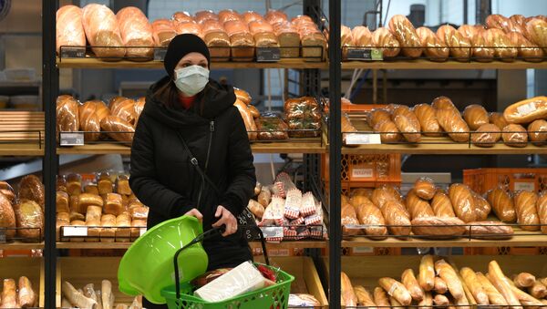 Покупательница в гипермаркете Глобус в Москве - Sputnik Абхазия