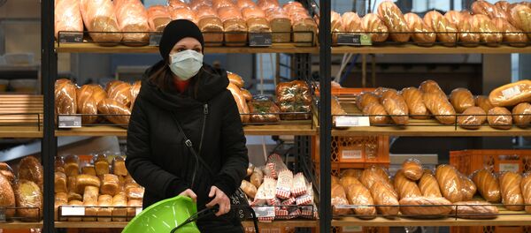 Покупательница в гипермаркете Глобус в Москве Покупательница в гипермаркете Глобус в Москве - Sputnik Абхазия