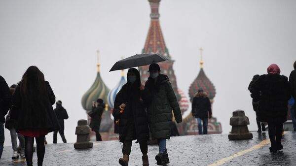 Пешеходы в медицинских масках на Красной площади в Москве - Sputnik Аҧсны
