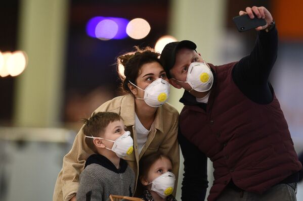 Пассажиры в масках в аэропорту Шереметьево - Sputnik Абхазия