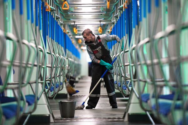 Сотрудник во время санитарной обработки вагонов Московского метрополитена в депо Свиблово - Sputnik Абхазия