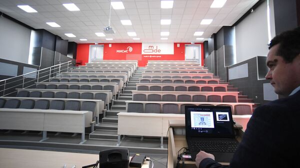 Преподаватель во время онлайн урока в пустой аудитории Национального исследовательского технологического университета МИСиС - Sputnik Абхазия
