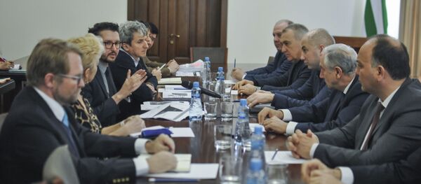 Исполняющий обязанности Президента, Премьер-министр Валерий Бганба провёл совещание по итогам работы экспертов Всемирной организации здравоохранения в республике.  Исполняющий обязанности Президента, Премьер-министр Валерий Бганба провёл совещание по итогам работы экспертов Всемирной организации здравоохранения в республике.  - Sputnik Абхазия