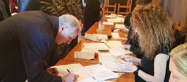 Исполняющий обязанности Президента Республики Абхазия Валерий Бганба проголосовал на выборах Исполняющий обязанности Президента Республики Абхазия Валерий Бганба проголосовал на выборах - Sputnik Аҧсны