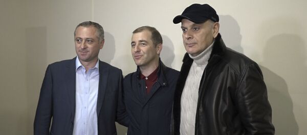 Ардзинба поздравил Аслана Бжания с победой  Ардзинба поздравил Аслана Бжания с победой  - Sputnik Аҧсны