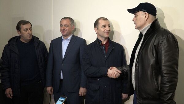 Пожали руки: Ардзинба и Бжания встретились после подведения итогов выборов штабами - Sputnik Абхазия