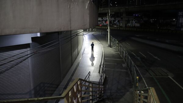 Человек в маске на пустынной улице в Маниле, Филиппины  - Sputnik Абхазия