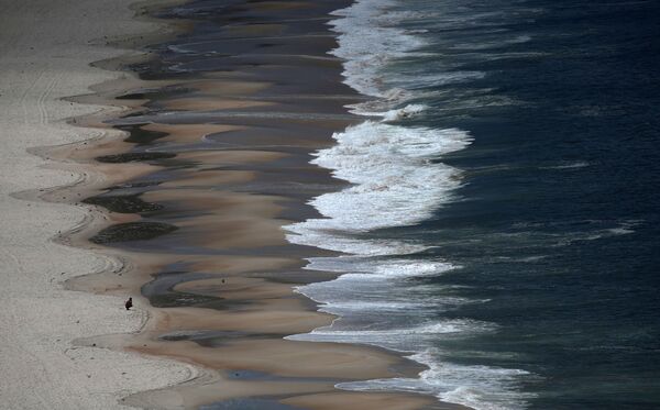 Одинокий человек на пляже Копакабана в Рио-де-Жанейро  - Sputnik Абхазия
