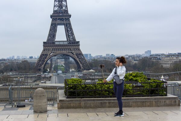Туристка фотографируется на безлюдной площади Трокадеро у Эйфелевой башни в Париже - Sputnik Абхазия