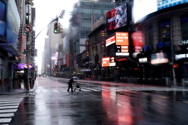 Пешеход переходит 42-ую улицу на пустынном Таймс-сквер в Нью-Йорке  - Sputnik Абхазия