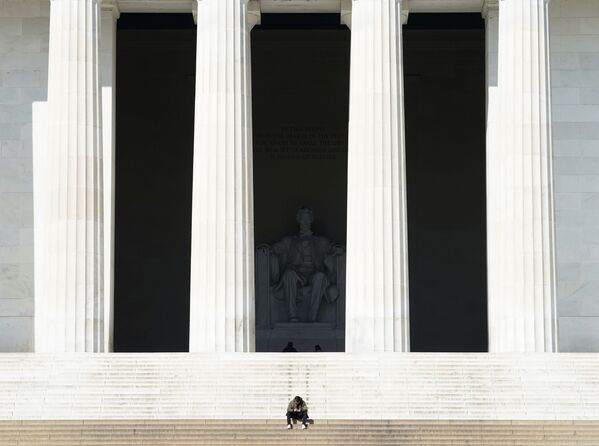 Одинокий мужчина у мемориала Линкольна в Вашингтоне  - Sputnik Абхазия