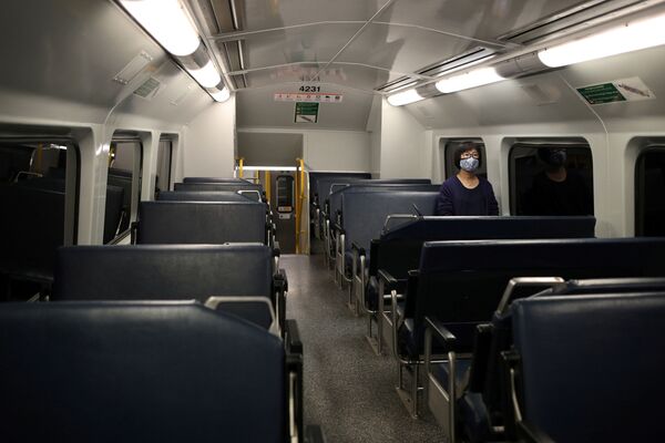 Одинокий пассажир в поезде в Сиднее  - Sputnik Абхазия