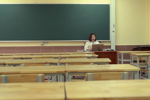 Учительница в пустом классе во время дистанционного урока во Вьетнаме  - Sputnik Абхазия
