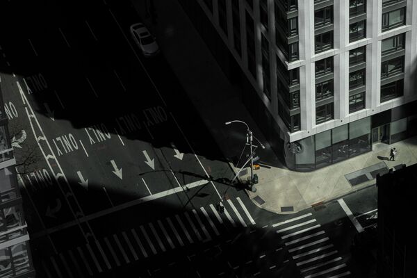 Одинокий человек на пустынной улице в Нью-Йорке  - Sputnik Абхазия