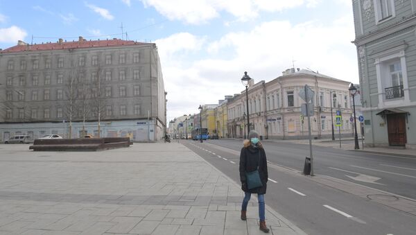 Девушка в защитной маске улице Большая Никитская в Москве - Sputnik Аҧсны