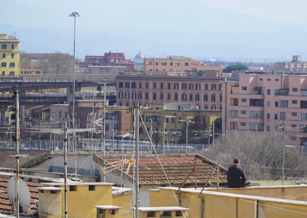 Одинокий мужчина на крыше дома в Риме  - Sputnik Абхазия