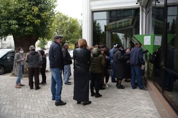 Очередь у банкомата в Сухуме  - Sputnik Абхазия