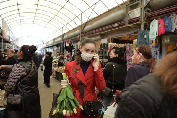 Люди в масках на рынке  - Sputnik Абхазия