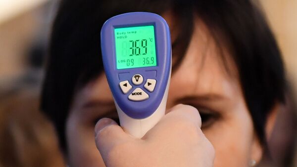 Зрительнице, пришедшей на конкурс Миссис Татарстан 2020, измеряют температуру перед началом конкурса в связи с угрозой распространения коронавирусной инфекции. - Sputnik Абхазия