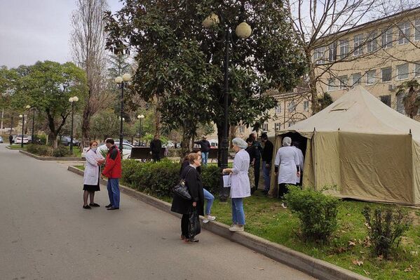 Мобильный госпиталь МЧС у Республиканской больницы  - Sputnik Абхазия