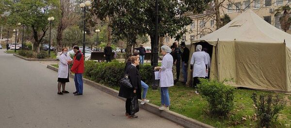 Мобильный госпиталь МЧС у Республиканской больницы  - Sputnik Абхазия